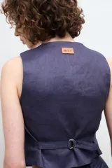 Chaleco sastre color amarillo mostaza, confeccionado en lino con forro de algodón y cierre frontal con botones.