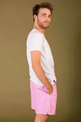 Short de baño rosado con estampado de flores pequeñas en blanco.