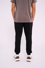 Pantalón de jogging gris claro de corte recto, con cintura elástica y cordón ajustable.