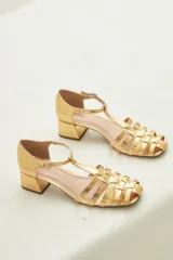 Sandalias de cuero acharolado color borgoña con puntera calada, pulsera ajustable y taco cuadrado de 5cm.