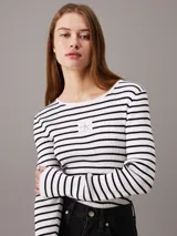 Sweater ajustado de lyocell a rayas horizontales blancas y negras, con cuello redondo y logo de Calvin Klein en el pecho.