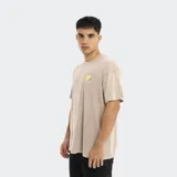Remera beige de corte oversize con logo estampado en el pecho.