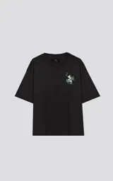 Remera negra de corte oversize con hombros caídos y cuello redondo. Estampado en la espalda con diseño de manos rezando, hojas de marihuana, gatos fumando y dados.