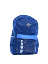 Mochila azul con detalles en celeste y logo de Umbro en blanco. Cuenta con un compartimento principal con cierre, un bolsillo frontal con cierre y dos bolsillos laterales de malla.