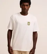 Remera blanca de corte relajado, cuello redondo y manga corta. Presenta un pequeño estampado con íconos de camping en el frente y la frase "We Don't Escape Reality" en la espalda.