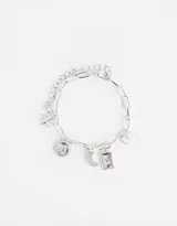 Pulsera plateada de eslabones con cadena de ajuste y dijes colgantes: estrella, moneda con diseño floral, luna creciente con strass, carta de tarot y corazón.