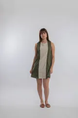 Vestido corto sin mangas, color verde oliva con panel central color beige.