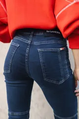 Pantalón jean oxford con recortes, de tiro alto y calce elastizado.