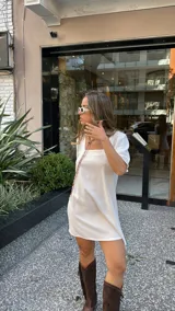 Vestido corto blanco de corte evasé, con escote cuadrado y mangas cortas abullonadas.