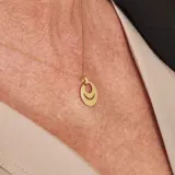 Gargantilla de oro amarillo 18k con dije de dos aros entrelazados.