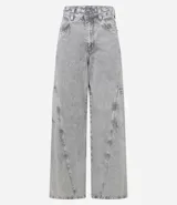 Pantalón wide leg de jeans gris claro, con trabillas en la cintura, cierre con botón y cremallera, bolsillos delanteros y traseros, bolsillo cargo lateral y recorte transversal en la pierna.
