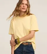 Remera blanca oversized de mangas cortas, confeccionada en algodón peruano, con cuello redondo y sin estampa.
