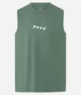 Musculosa verde militar de algodón con cuello redondo y estampa centralizada con diseño geométrico en blanco. Corte comfort.
