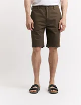 Bermuda marrón de corte recto, con bolsillos laterales y traseros.