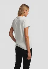 Remera de viscosa color gris claro con estampado abstracto en el frente, de manga corta, corte al cuerpo y cuello redondo.