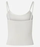 Top blanco de punto texturizado con breteles finos.