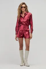 Camisa metalizada de lino, con mangas largas y ruedo curvo, más largo atrás.