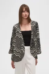 Kimono de poliéster con estampado geométrico en blanco y negro, mangas 3/4, corte holgado y cuello en V.