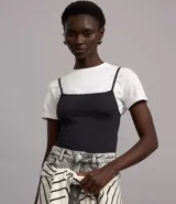 Remera celeste de media malla con cuello redondo y mangas cortas dobladas.