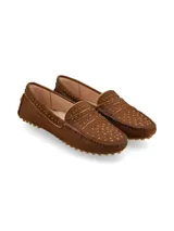 Mocasín marrón de cuero nobuck, con apliques metálicos y suela tipo driver.