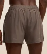Bermuda deportiva masculina, modelo runner, color gris topo, con cintura elástica y cordón interno. Presenta recortes laterales y bajo redondeado.