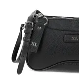 Bandolera negra de cuero sintético graneado, con formato rectangular y herrajes plateados. Tiene correa regulable, acceso con cierre, un compartimento principal, un bolsillo interno con cierre y un bolsillo interno abierto. El interior está forrado en tela de algodón y poliéster.