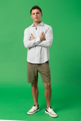 Camisa celeste de manga larga con cuello clásico y corte slim.