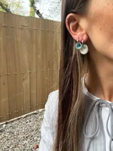 Arito plateado con forma circular en resina y strass de 1cm de diámetro.