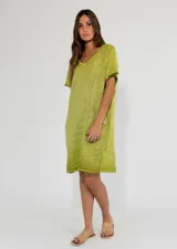 Vestido corto color verde oliva, de corte recto y mangas cortas.