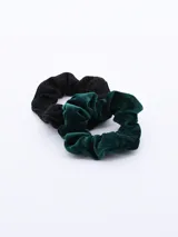 Pack de dos coleros para el pelo, uno de terciopelo verde esmeralda y otro de tejido de punto negro.