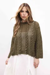 Buzo marrón de lino tejido a mano con cables, de silueta oversize, mangas rectas y cuello a la base.