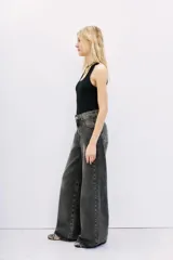 Pantalón jean oxford de tiro alto, color gris oscuro, con lavado stone y bigotes.