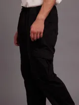 Pantalón jogger cargo negro con puños ajustados, confeccionado en 98% algodón y 2% elastano.