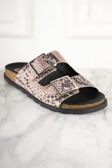 Sandalias con estampado de serpiente, con hebillas plateadas y suela de corcho.