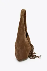 Bolso de hombro marrón de serraje con asa corta y flecos decorativos.