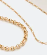 Collar de capas dorado con cadena de eslabones y cierre de langosta.
