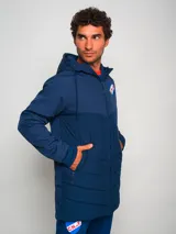 Parka azul con capucha, cierre frontal con cremallera y logo del Club Nacional de Football en el pecho.