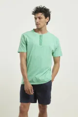 Remera verde con cuello redondo y tres botones.