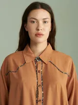 Camisa de algodón color terracota con detalles en cuadrillé en puños y cuello, de corte básico.