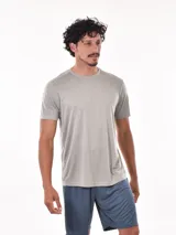 Remera gris de poliéster con cuello redondo y mangas cortas.