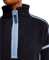 Buzo negro con cierre frontal y detalles en azul, de corte oversized y manga larga.