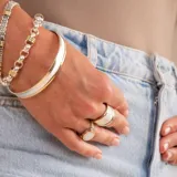 Pulsera de eslabones de plata con detalles en oro y cierre marinero, con un diseño elegante y versátil.