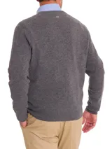 Sweater gris de lana y cashmere con cuello en V, manga larga y calce regular.