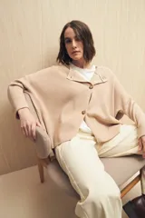 Sweater tejido color verde oliva con cruce irregular y botones a contraste.