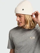 Gorro de lana de punto acanalado en color crema, con dobladillo y un pequeño parche de estrella negra en el lateral de la marca Golden Goose.