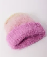 Gorro de lana suave en tonos rosas degradados, ideal para completar tu look de invierno.