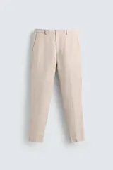 Pantalón de vestir color beige claro, confeccionado en lino, de corte recto, con bolsillos laterales y traseros.