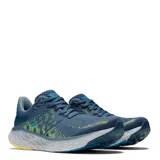 Championes de running New Balance Fresh Foam 1080 V12, color azul con detalles en amarillo y celeste.