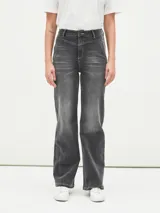 Pantalón de jean gris oscuro con efecto lavado, corte recto y tiro alto.