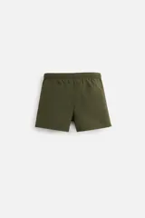Short de baño negro de tejido técnico, con cintura elástica ajustable con cordón, bolsillos laterales y bolsillo trasero.